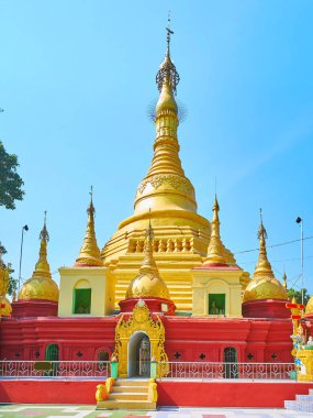 Shwe Gu yatıyordu Pagoda ana stupa süslü HTI şemsiye ve kırmızı Kaide, Bago, Myanmar üzerinde küçük stupas çevrili oyma desenleri ile.