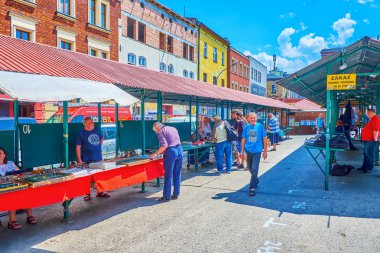 Krakow, Polonya - 21 Haziran 2018: Kapalı küçük pire olarak yeni Meydanı (banın Nowy) hizmet vermektedir ahırda hatları üzerinde 21 Haziran Krakow eski Hatıra Eşyası, madeni para, madalya, vb, çeşitli piyasa.