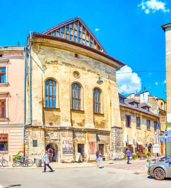 Krakow, Polonya - 21 Haziran 2018: Muhteşem Ortaçağ High Synagogue Kazimierz bölgesinde güçlü payandaların ve ikinci katta, 21 Haziran Krakow şehrinde büyük pencereler ile.