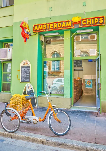 波兰克拉科夫 2018年6月21日 阿姆斯特丹芯片提供各种酱汁油炸土豆的流行快餐的入口 6月21日在克拉科夫 — 图库照片