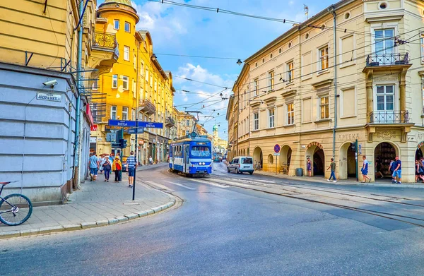 克拉科夫 2018年6月21日 城市有轨电车 Krakowska 穿过约瑟夫达艾韬大道 那是在6月21日在克拉科夫的的边界 在瑞士的犹太邻里 — 图库照片