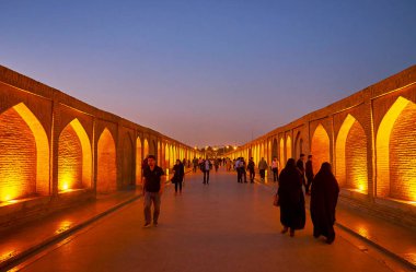 Isfahan, Iran - 21 Ekim 2017: Akşam yaya boyunca yürüyüş Siosepol (Allahverdi Khan) köprü ile ışıklı tuğla nişler her iki tarafta günü 21 Ekim Isfahan.