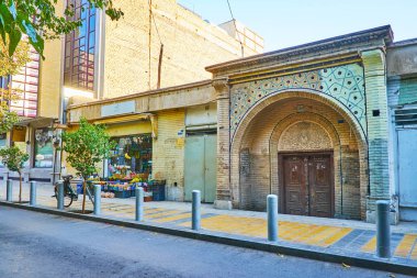 Isfahan, Iran - 21 Ekim 2017: oymalar ve döşeme desenleri, günü 21 Ekim Isfahan Yeni Culfa mahallede bulunan süslenmiş tarihi Ermeni Othodox kilise kapısı,.