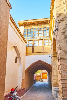 Yeni Culfa mahalle, Isfahan, Iran evde altında geçit ile dar backstreet.