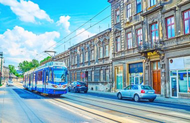 Krakow, Polonya - 21 Haziran 2018: Mavi tramvay ile eski yapıların Podgorze bölgesinde Boleslawa Limanowskiego cadde boyunca arka plan üzerinde Haziran 21 Krakow rides.