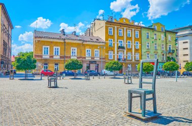 Krakow, Polonya - 21 Haziran 2018: Ghetto Kahramanlar Meydanı üzerinde 21 Haziran Krakow tarihi İkinci Dünya Savaşı, Yahudi kurbanların anısına adanmış alışılmadık anıtlar