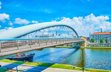 Krakow, Polonya - 21 Haziran 2018: Estetik baba Bernatek yaya köprüsü eski şehirdeki en romantik yerler üzerinde 21 Haziran Krakow biri.