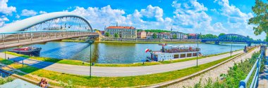 Krakow, Polonya - 21 Haziran 2018: Panorama, Kurlandzki Bulvarı'nda Vistula Nehri üzerinde 21 Haziran Krakow yeşillikler boyunca yaya sokak ile.