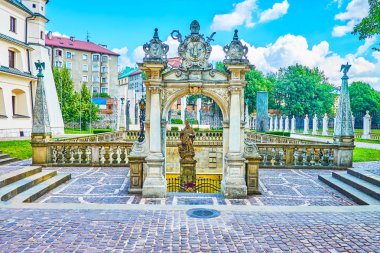Skalka'i iyi-Çeşme St Stanislaus ve arka plan, Krakow, Polonya üzerinde sunak üç bin yıllık heykel grubu ile kilisede avlusu
