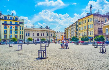 Krakow, Polonya - 21 Haziran 2018: Boş sandalye anma günü 21 Haziran Krakow Getto Kahramanlar Meydanı'nda bulunan 2. Dünya Savaşı, Yahudi kurbanların boyunca yürüyüş.