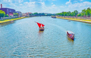 Krakow, Polonya - 21 Haziran 2018: Turist tekneleri, kapalı motorlu tekne ve yelken gemisi, ortaçağ zaman severler, 21 Haziran Krakow iki tür.