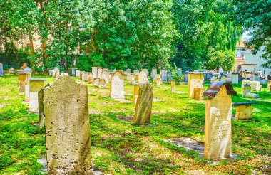 Krakow, Polonya - 21 Haziran 2018: Yürüyüş korunmuş tarihi mezar taşları eski Yahudi (Remuh, bhvbcbcb) arasında Mezarlığı, bulunan Remuh Synagogue Kazimierz mahallede bitişik günü 21 Haziran Krakow