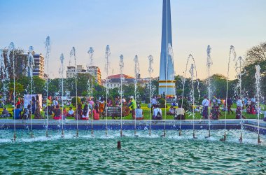 Yangon, Myanmar - 15 Şubat 2018: Kalabalık Maha Bandula Bahçe çim Bağımsızlık Anıtı ile 15 Şubat Yangon Çeşme Manzaralı.