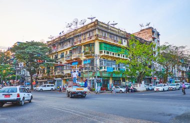 Yangon, Myanmar - 15 Şubat 2018: Şubat 15 Yangon çatıda birçok çanak antenler ile eski püskü konut manzaralı geniş Anawrahta yol.