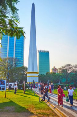 Yangon, Myanmar - 15 Şubat 2018: Kalabalık sokak Maha Bandula Bahçe Manzaralı Bağımsızlık Anıtı ve 15 Şubat Yangon arka plan üzerinde modern binalarıyla.