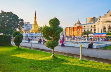 Yangon, Myanmar - 15 Şubat 2018: Tarihsel Sule Pagoda ve Belediye Binası kesilmiş ağaç ve çeşmeler Maha Bandula bahçenin 15 Şubat Yangon görülür.
