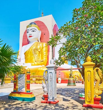 Bago, Myanmar - 15 Şubat 2018: Doğal ayin Budist çan Nagar (Nayar) yılan heykeller Kyaik Pun Pagoda, 15 Şubat Bago süslenmiş iki ayak arasında.