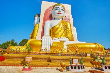 Bago, Myanmar - 15 Şubat 2018: Ortaçağ Kyaik Pun Pagoda Buda, gezegen mesajını, küçük türbelerin ve görüntü evleri, 15 Şubat Bago çevrili dört dev heykelleri oluşur.