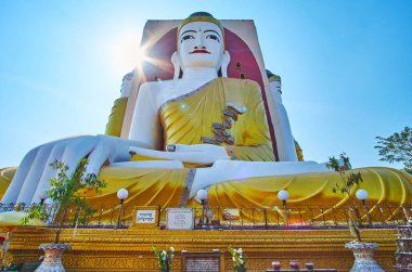 Buda, oymalar ve iyi modelleri, parlak güneş ışığı altında Kyaik Pun Pagoda, Bago, Myanmar süslenmiş büyük heykeli.