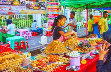 Yangon, Myanmar - 15 Şubat 2018: Geleneksel Birmanya yemekleri - erişte ile sebze ve et mangal şiş Çin yeni yılı'nın gıda Maha Bandula bahçe etrafında adil üzerinde 15 Şubat Yangon.