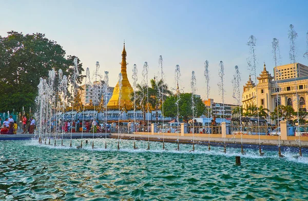 Yangon Myanmar Februari 2018 Vyn Golden Sule Pagoda Genom Fontänerna — Stockfoto