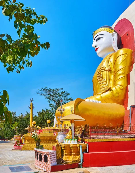 Der Planetenpfosten Mit Kleinem Altar Der Riesigen Buddha Statue Der — Stockfoto