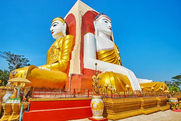 Mudra (hareketi) dünya şahit (Touching Earth) Kyaik Pun Pagoda, Buda, o riched Nirvana Bago, Myanmar dört heykel için ünlü dev Buda Albümdeki keşfetmek.