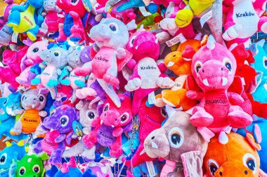 Krakow, Polonya - 21 Haziran 2018: Çok sayıda renkli yumuşak oyuncaklar Wawel Dragon, ünlü dragon üzerinde 21 Haziran Krakow Polonya folklor şeklinde.