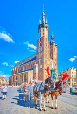 Krakow, Polonya - 21 Haziran 2018: Main Market Square şehrin turistik dolu, en ilginç çizilmiş at arabası üzerinde binme günü 21 Haziran Krakow.