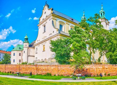 Güzel Ortaçağ Bazilikası St Michael ve St Stanislaus çevrili yemyeşil Bahçe, Krakow, Polonya