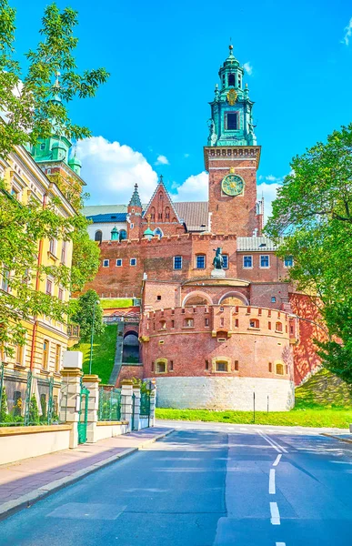 Eski kraliyet ikametgahı, Wawel Kalesi günümüzde şehrin en sevdiği Simgesel Yapı ve Krakow Ortaçağ Polonya gücünün simgesi olduğunu