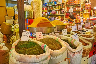 Isfahan, Iran - 21 Ekim 2017: Kapalıçarşı, günü 21 Ekim Isfahan durak önünde kokulu baharatlar ile çanta.