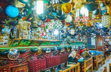 Isfahan, Iran - 21 Ekim 2017: Ünlü Azadegan kapalı çarşı Çabahar Haj Mirza sokakta bulunan ve günü 21 Ekim Isfahan vintage parçalar, yüzlerce ile dekore edilmiş olan Chaykhuneh (çay evi), hall.
