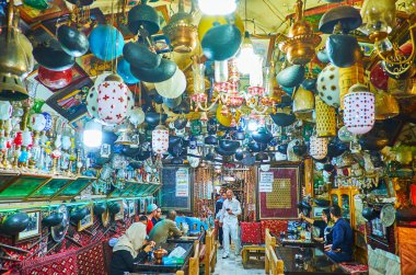 Isfahan, Iran - 21 Ekim 2017: Turistler ve yerliler için vintage Azadegan Chaykhuneh (çay evi), harcama zaman günü 21 Ekim Isfahan keyfini çıkarın.