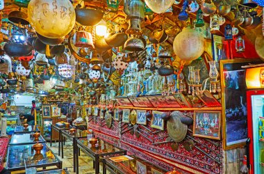 Isfahan, Iran - 21 Ekim 2017: Azadegan çay evi sıradışı iç duvarlar ve tavan - avizeler, lambalar, duvar boyunda, halı, antika silahlar, günü 21 Ekim Isfahan çok sayıda antika taşlarla.