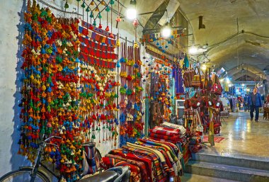 Isfahan, Iran - 21 Ekim 2017: Vitrin, halı mağazası, Kapalıçarşı kabile Halılar, hediye çanta ve günü 21 Ekim Isfahan geleneksel Fars duvara asılı püsküllü ile.