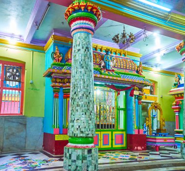 Yangon, Myanmar - 15 Şubat 2018: Doğal taş sütun Sri Varatha Raja Perumal tapınak ile renkli rölyef sermaye ve 15 Şubat Yangon temple'nın transept arkasında, içinde küçük Tapınak.