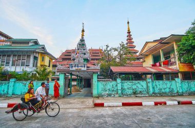 Yangon, Myanmar - 15 Şubat 2018: Budist manastır ve türbelerin, 15 Şubat Yangon Botataung Pagoda Road uzanan dörtte.