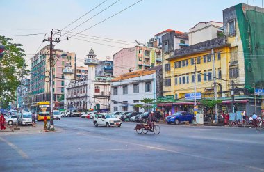 Yangon, Myanmar - 15 Şubat 2018: Camii arasında yoğun görülür Bammalar beyaz minarelerinin 15 Şubat Yangon Anawrahta road, konut.