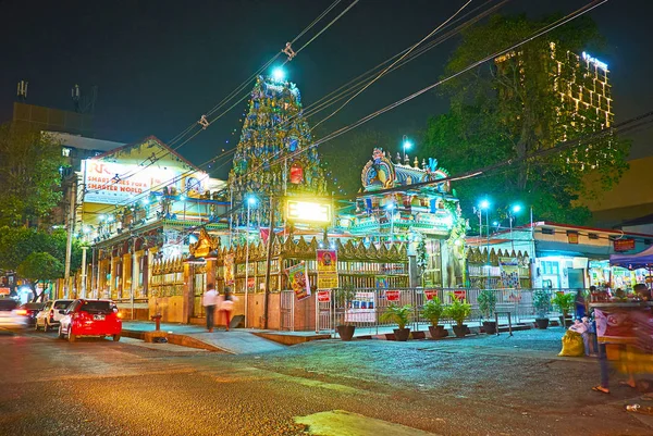 缅甸仰光 2018年2月15日 华丽的 Gopuram 塔耸立在斯里兰卡卡利安曼山教寺上方 灯火通明的夜晚灯火通明 — 图库照片