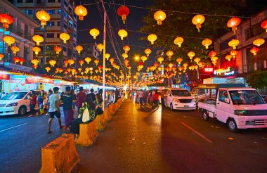 Yangon, Myanmar - 15 Şubat 2018: Maha Bandula Road - Chinatown, en geniş ve orta cadde Çin yeni yılı kutlama 15 Şubat Yangon hazırlanıyor.