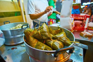 Çin mahallesindeki küçük açık kafe muz yaprağı ile bir tavada bir görünüm ile mutfak sarar - pilav ve tavuk içinde Yangon, Myanmar ile geleneksel Birmanya çanak.