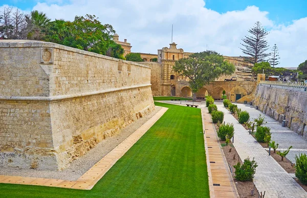 El parque en foso de la fortaleza de Mdina, Malta — Foto de Stock
