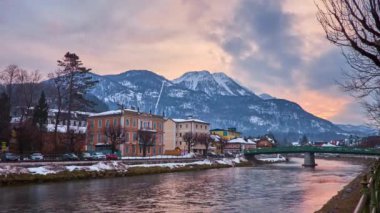 Bad Ischl, Avusturya - 20 Şubat 2019: Watch günbatımı karlı Katrin Mount bankadan yukarıda Traun Nehri üzerinde 20 Şubat Bad Ischl Salzkammergut küçük şehrin merkezine Manzaralı. 