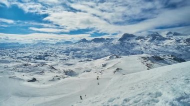 Onun çok sayıda kayak pistes ve keskin doruklarına Dachstein massif arka planda, Obertraun, Salzkammergut, Avusturya ile hızlı değişen bulutlar Krippenstein karlı yamaçları üzerine monte.