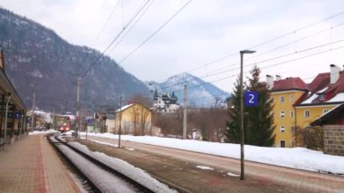 Bad Ischl, Avusturya - 21 Şubat 2019: Modern kırmızı tren Bad Ischl Tren İstasyonu'na (Bahnhof), 21 Şubat Bad Ischl içinde ulaşan. 