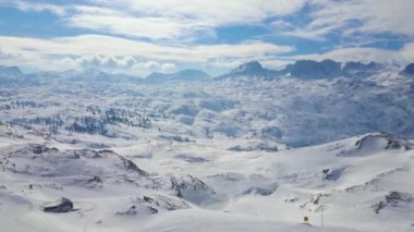 Krippenstein Dağı yamacında Kuzey kireçtaşı Alps Dachstein massif buzullar, keskin koniler, sisli tepeler ve en iyi kayak pistes Salzkammergut, Obertraun, Avusturya ile bakan.