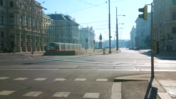 奥地利维也纳 2019年2月17日 现代城市电车沿着施瓦森伯格广场行驶 于2月17日在维也纳转向林斯特拉斯 卡尔特纳环 — 图库视频影像