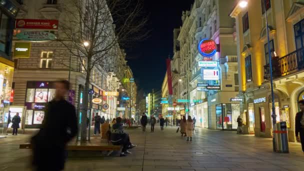 奥地利维也纳 2019年2月17日 晚上沿着城市的主要购物区 位于维也纳斯蒂芬斯多姆旁边的历史中心的 Karntner Strasse — 图库视频影像