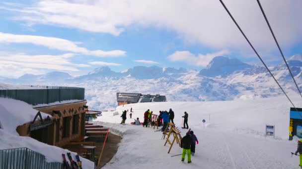 スキーヤーは 日オーバートラウンでケーブルカーの駅の横にある地元のレストランを訪問した後クリッペンシュタイン マウントから下りに備えるオーバートラウン オーストリア 2019 — ストック動画
